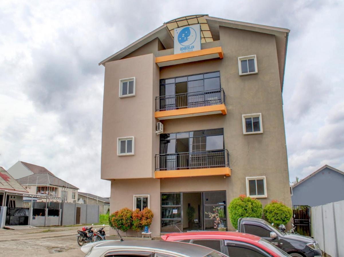 Oyo 90162 Remboelan Guest House Sungai Lutus Exterior foto